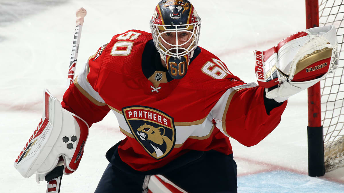 Florida Panthersin maalivahti Chris Drieger torjuu kiekon räpylällään.