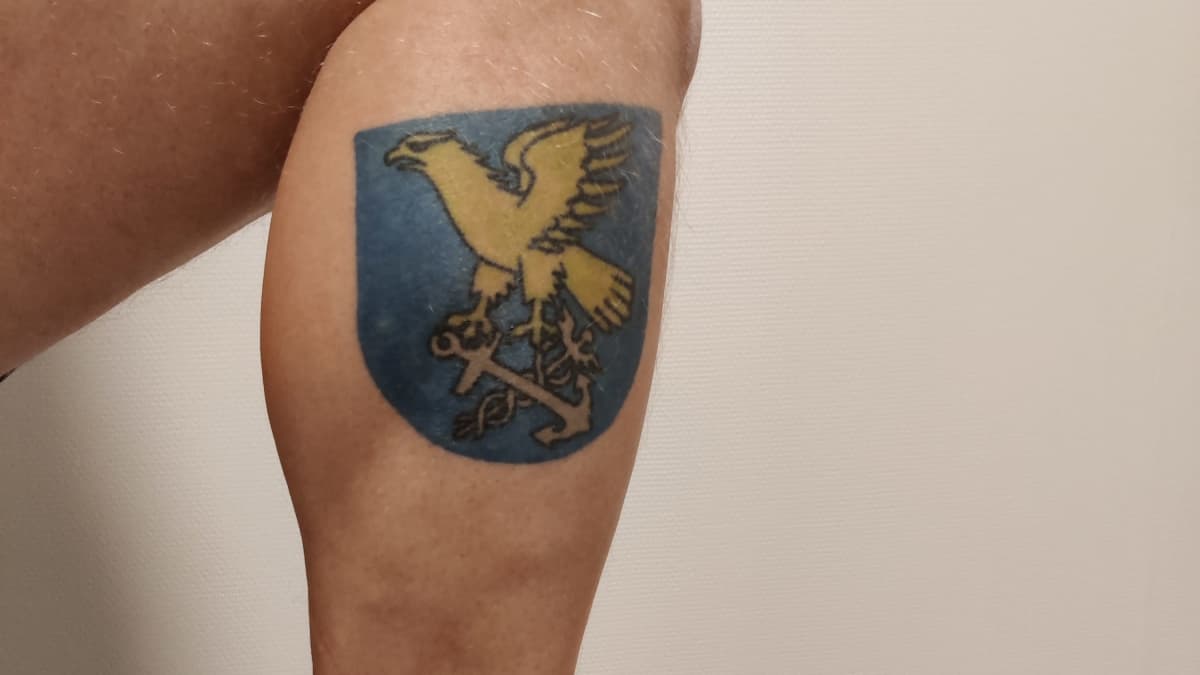 Janne Tolvasen jalassa on Kotkan kaupungin vaakuna tatuointuna