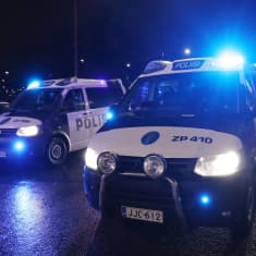 Poliisiautoja pimeällä Mannerheimintiellä