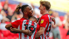 Brentfordin pelaajat juhlivat nousua Valioliigaan.