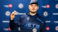 Kristian Vesalainen otti talteen kiekon, jolla NHL-uran avausmaali syntyi.