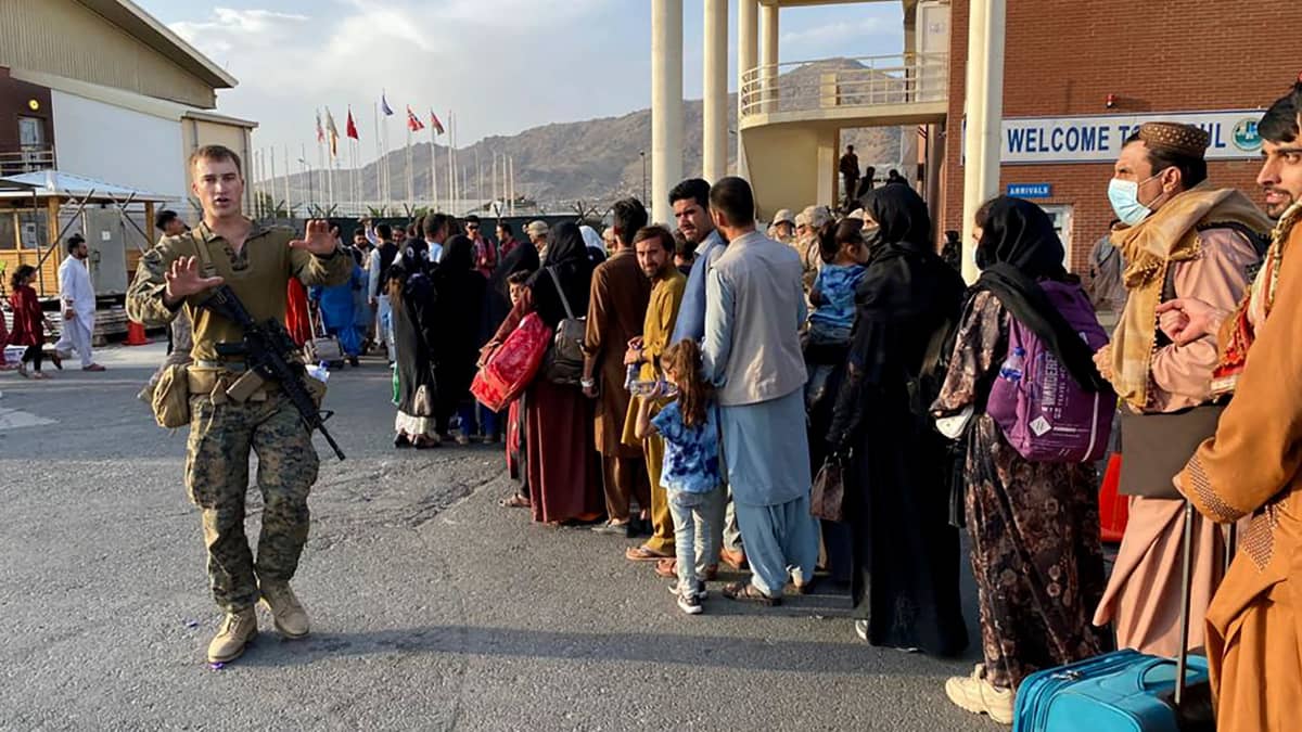 Afganistanilaiset jonottavat Yhdysvaltain armeijan evakuointilennolle Kabulin lentokentällä.