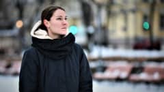 Natalia Kuikka lumisessa kaupunkimaisemassa.