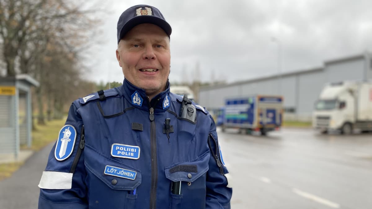 Poliisi Pekka Lötjönen seisoo kadulla.