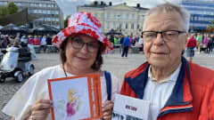 Vexi Salmen leski Katri Wanner-Salmi ja kustantaja Arto Pakkanen Hämeenlinnan torilla pidetyssä yhteislauluillassa, jossa laulettiin Vexi Salmen ikimuistoisia tekstejä.