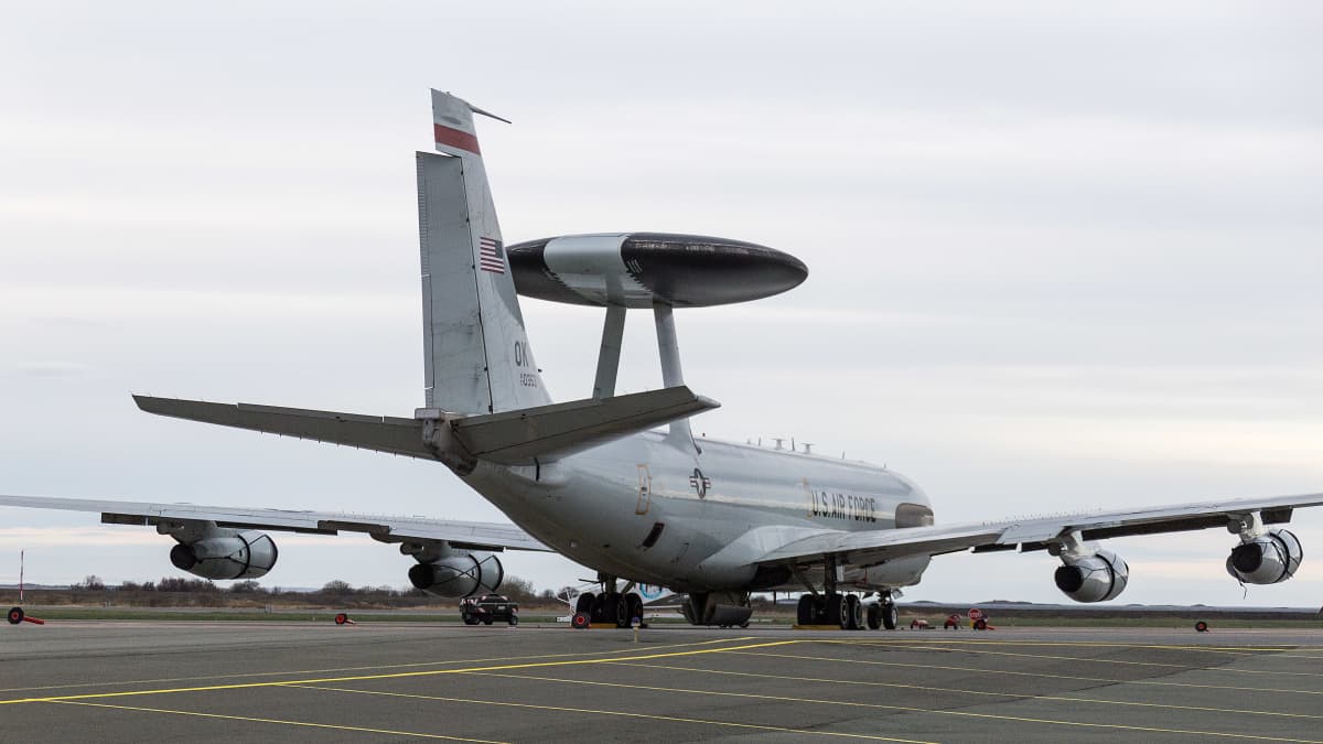 Yhdysvaltalainen AWACS-tiedustelukone Örlandin lentotukikohdassa Norjassa.