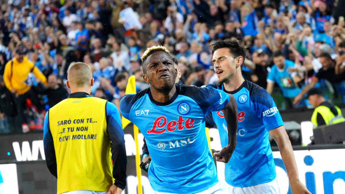 Napolin Victor Osimhen juhlii 1-1-tasoitusmaalia, joka takasi joukkueelle Serie A:n mestaruuden. 