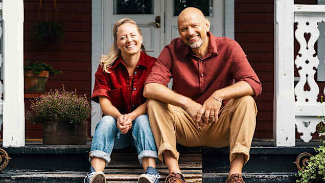 kvinna och man sitter på en trappa på  verandan till en spetsvilla.