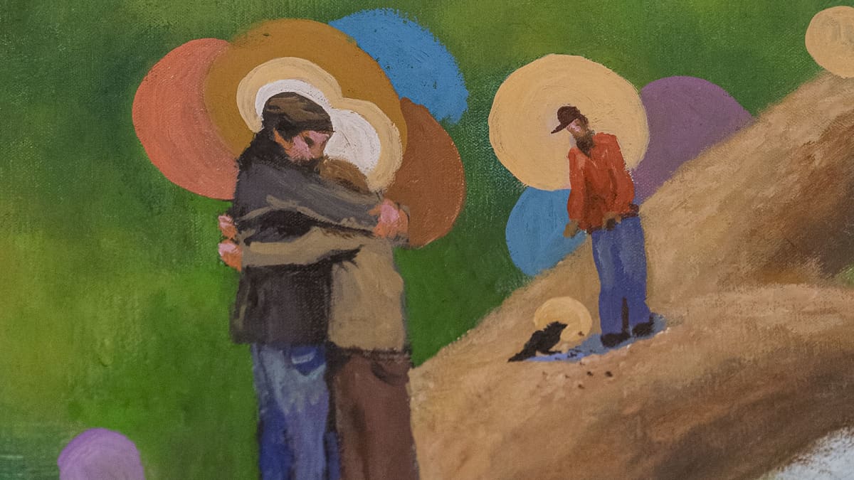 Yksityiskohta Samuli Heimosen taidemaalauksesta: Kaksi ihmistä halaavat puun oksalla, ihminen ruokkii lintua taustalla