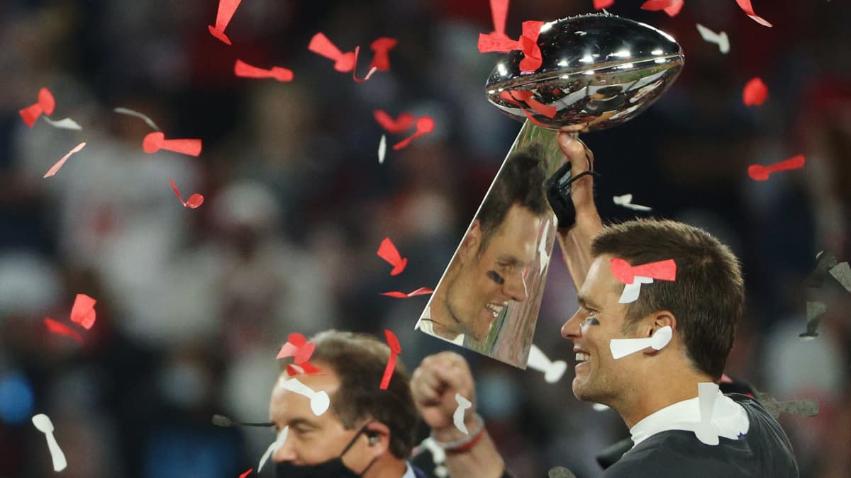 Tom Brady nostamassa Lombardi Trophya vuoden 2021 Super Bowlissa. 