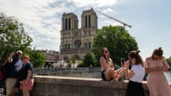 Turistit ottavat kuvia Notre Damen edessä.