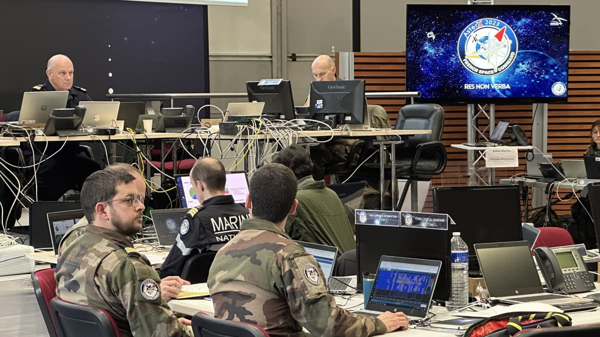 Sotilaita tietokoneiden ääressä avaruussotaharjoituksessa.