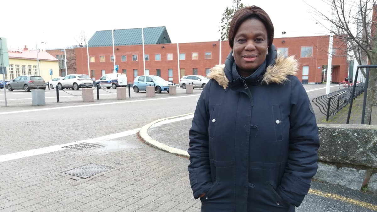 Nigerialaissyntyinen tohtori Beatrice Obule-Abila, joka on väitellyt kestävästä jätteidenlajittelusta