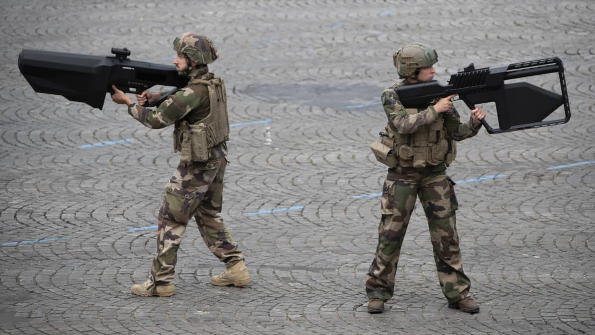 Ranskalaiset sotilaat esittelevät NEROD F5 anti-drone kiväärejä vuosittaisen Bastille Day -sotilasparaadin aikana Pariisissa 14. heinäkuuta 2019.
