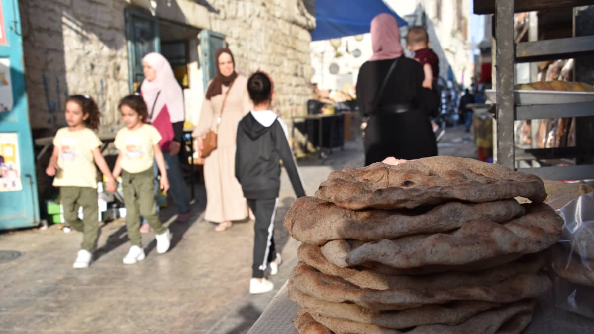 Leipäpino leipomon ulkopuolella Betlehemin kaupungissa Länsirannalla. 