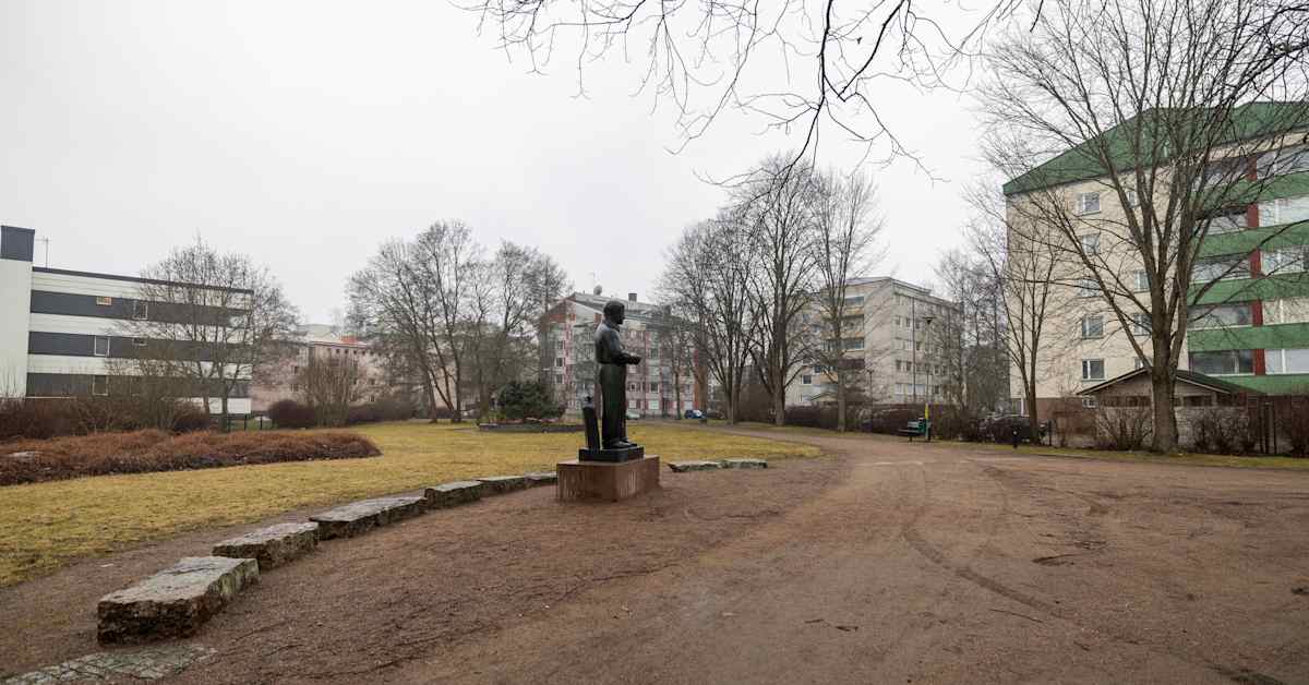 Poliisi epäilee: 13-vuotias tyttö puukotti toista teinityttöä kouvolalaisessa puistossa