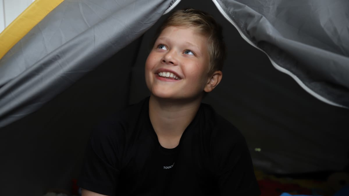 Leo Ampuja parvekkeellaan teltassa.