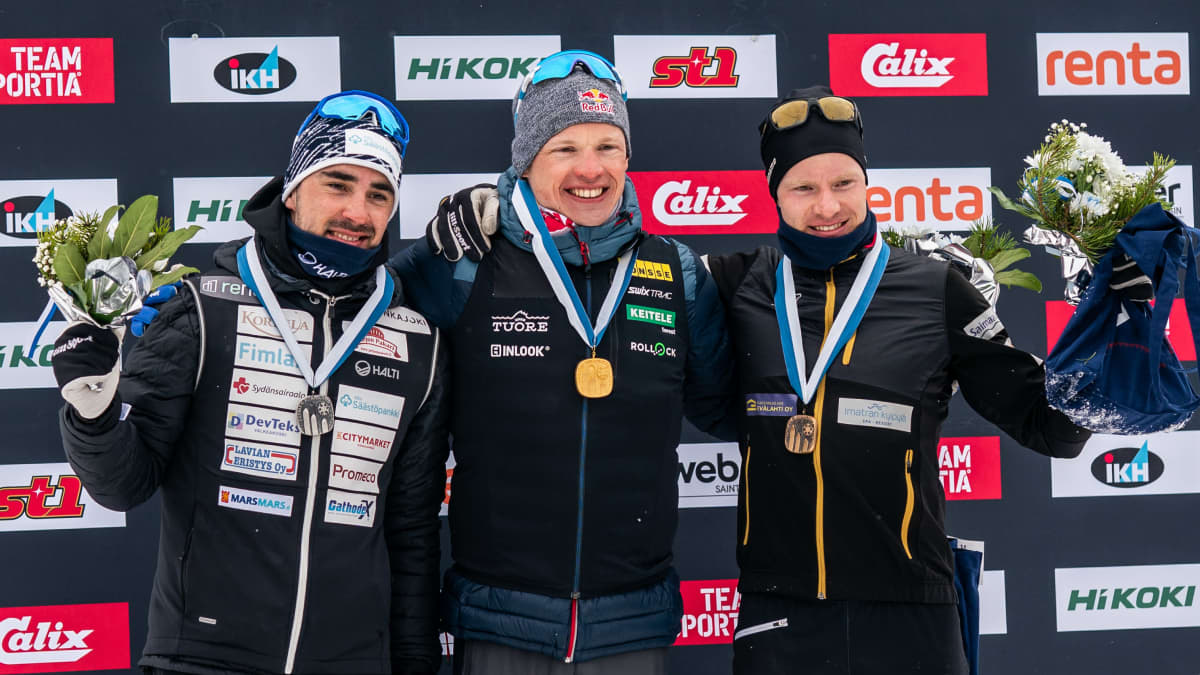50 kilometrin SM-mitalistit keväällä 2022: voittaja Iivo Niskanen (keskellä), hopeamitalisti Ristomatti Hakola ja pronssimitalisti Ville Ahonen.