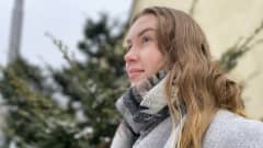 21-vuotias opiskelija Nea Collin harmaassa villakangastakissa ulkona 25. marraskuuta 2022 Hämeenlinnan Visamäessä.