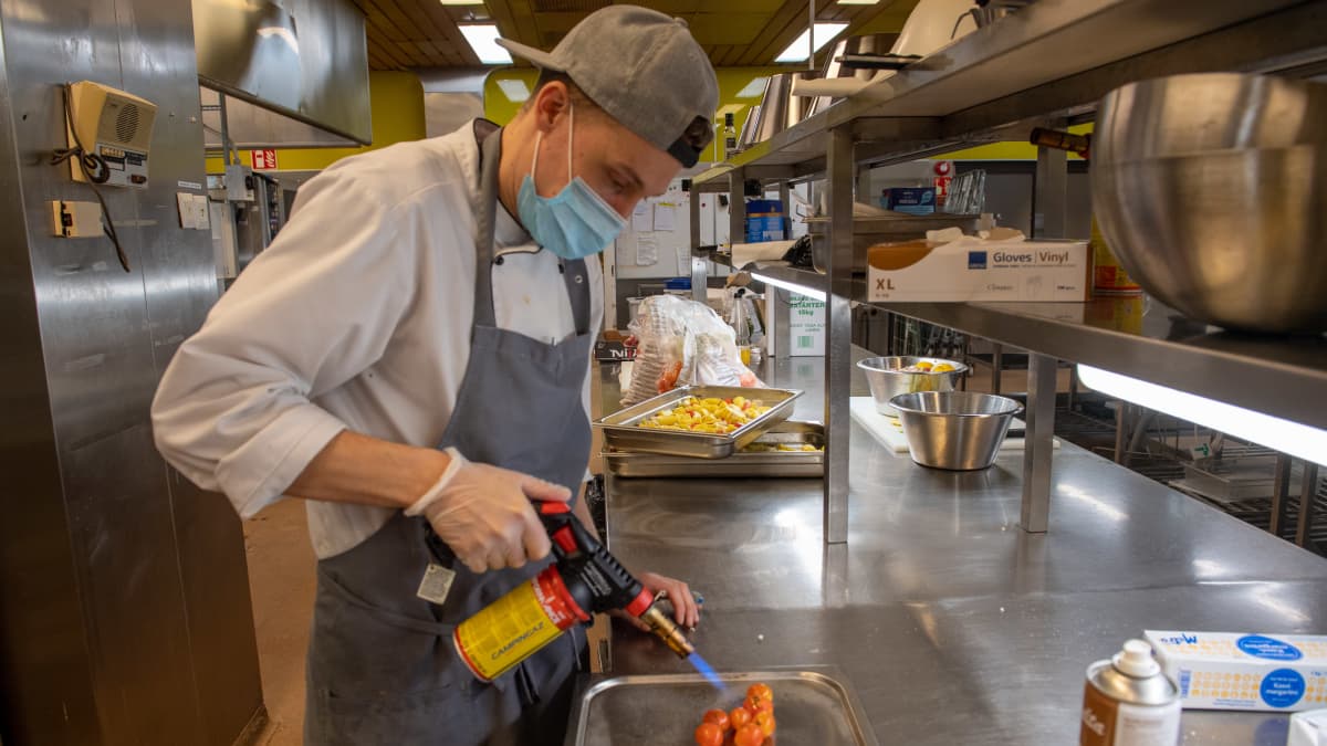 Keittiöpäällikkö Jetro Luumi valmistaa ruokaa Huoltamon Ravintola keittiössä. 3.2.2021.
