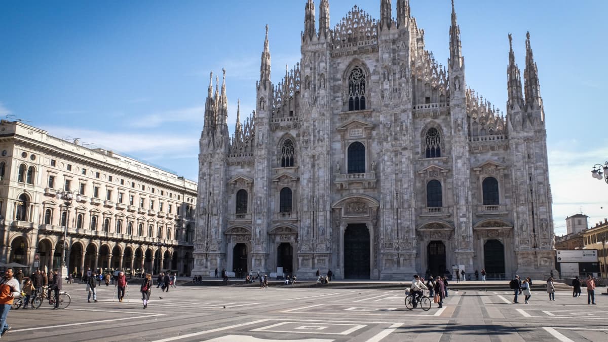 Milanon katedraalin edustalla oleva lähes tyhjä aukio.
