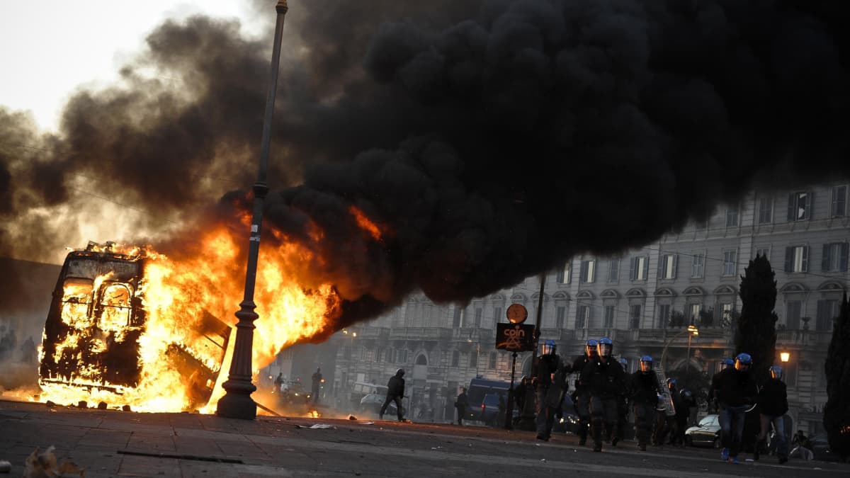 Kymmenet tuhannet ihmiset osallistuivat Occupy-henkisiin mielenosoituksiin Roomassa lokakuussa 2011. Jotkut mielenosoittajat sytyttivät autoja tuleen.