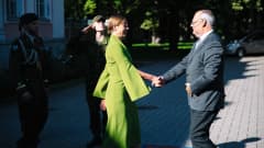 Viron väistyvä presidentti Kersti Kaljulaid ja valittu presidentti Alar Karis tapaamassa elokuun lopussa 2021