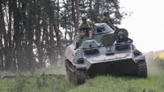Kuvassa Ukrainan kansalliskaartiin kuuluvat panssarijoukot harjoittelevat ennen Harkovan rintamalle lähtemistä. 