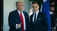 Donald Trump ja Alexander Stubb poseeraavat medialle.