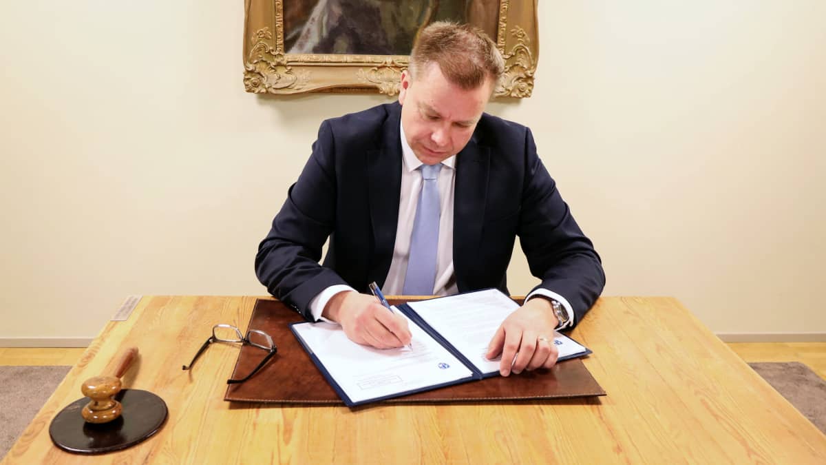 Puolustusministeri Antti Kaikkonen allekirjoitti HX-hankinnan teollisen yhteistyön sopimuksen perjantaina 11. helmikuuta 2022 Helsingissä.