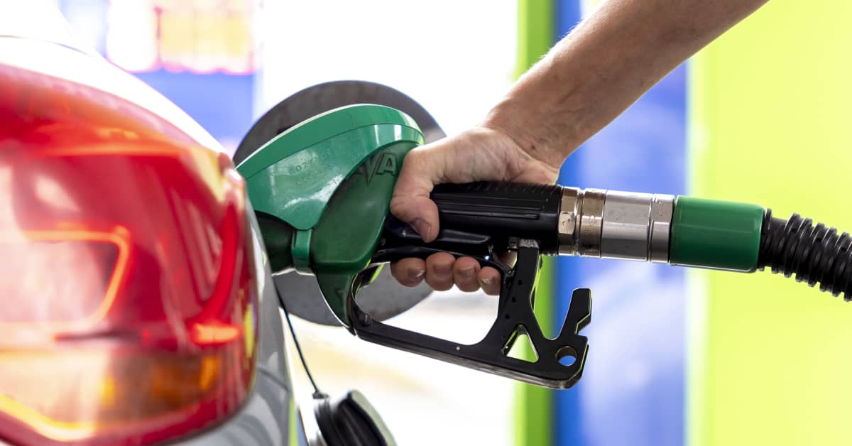 Стоимость нефти резко упала, но на ценах на топливо это почти не ...