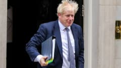 Britannian pääministeri Boris Johnson poistuu työasunnoltaan parlamentin kyselytunnille 23. lokakuuta 2019. Johnsonilla on kädessään kansio, jossa on useita eri värikoodilappuja.