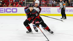 Carolinan Sebastian Aho ja Coloradon Evan Rodrigues kamppailevat NHL-ottelussa.