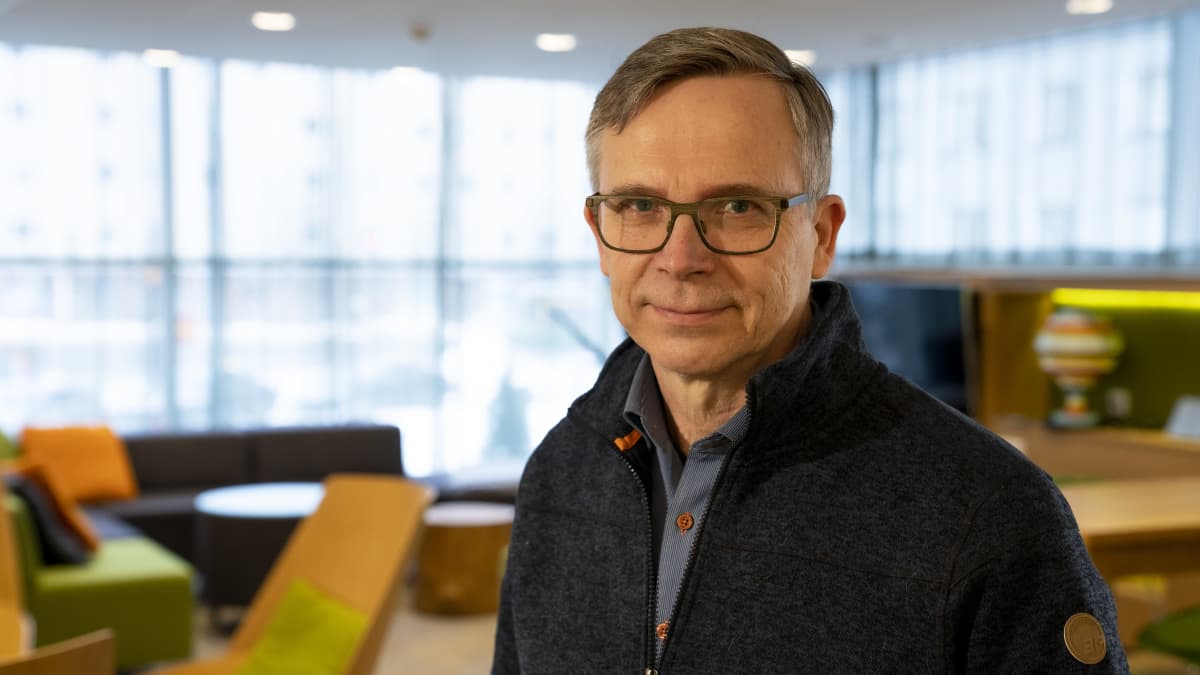 Tutkimusprofessori Mikko Härmä Työterveyslaitokselta Scandic Meilahti -hotellin aulassa.