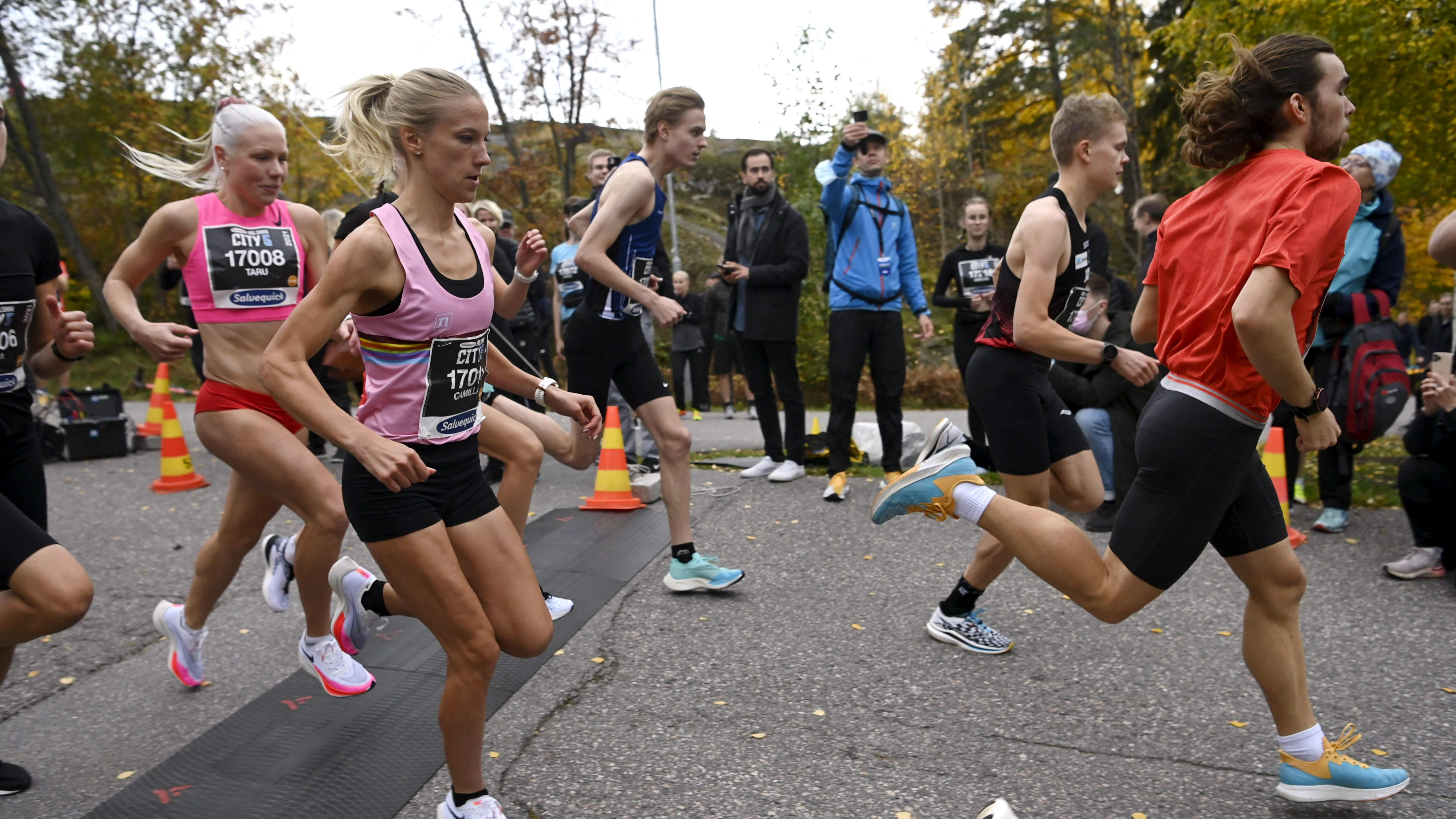 Camilla Richardsson (2. vas.) 5 km:n eliittisarjan juoksussa Helsinki City Running 2.10. 2021