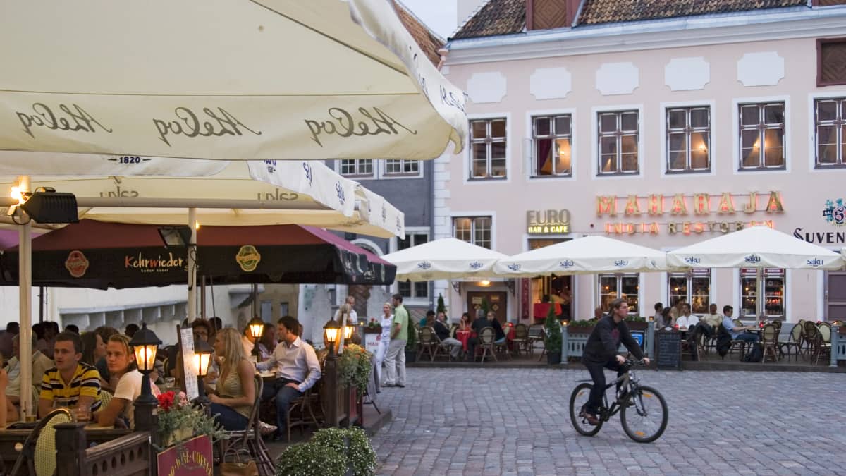 Ihmisiä terassilla syömässä Tallinnassa.