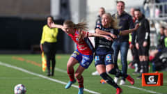 Linda Sällström suojaa palloa.