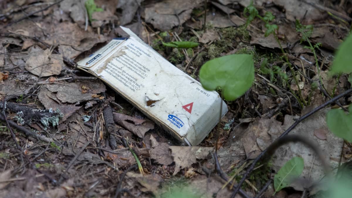 Lääkepakkaus maassa metsässä.