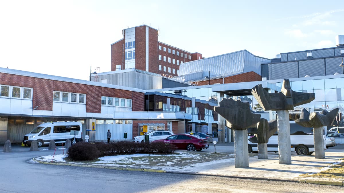 Keski-Suomen sairaanhoitopiiri varautuu koronapandemian etenemiseen –  sairaala-alueelle kaksi kylmäkonttia vainajien säilytykseen