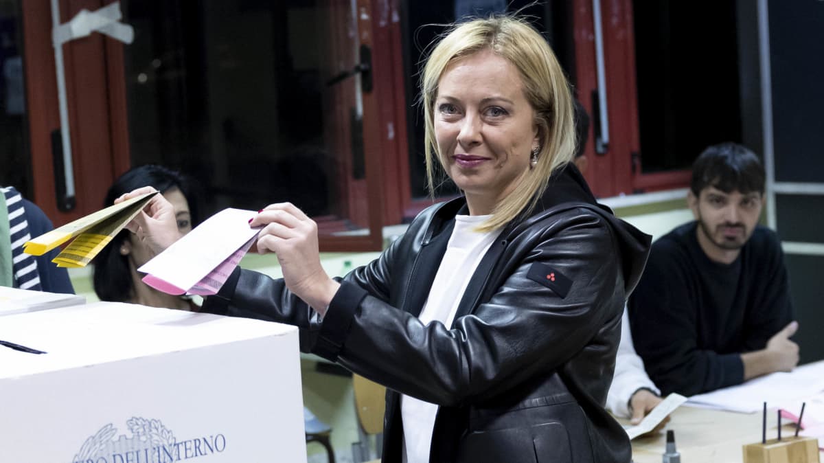 Italian veljet -puolueen johtaja Giorgia Meloni laittamassa äänestyslippuja uurnaan. 
