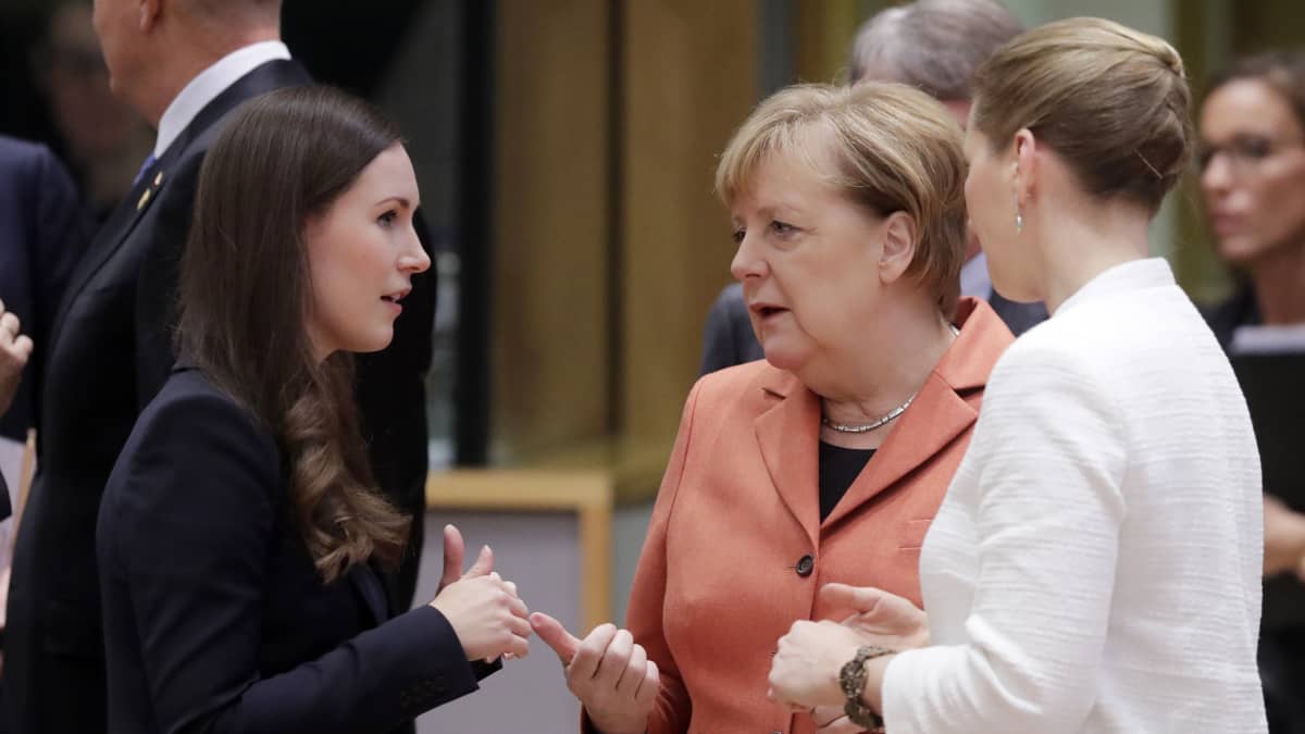 Pääministeri Sanna Marin keskusteli EU-huippukokouksessa Saksan liittokanslerin Angela Merkelin ja Tanskan pääministerin Mette Frederiksenin kanssa.