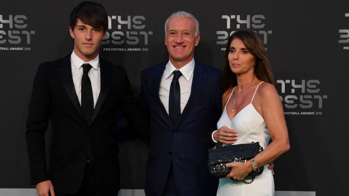 Didier Deschamps vaimonsa Clauden ja poikansa Dylanin kanssa gaalassa Lontoossa 2018. 