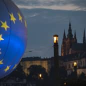 Prahan linna, etualalla Euroopan lipun väreillä koristeltu ilmapallo. 