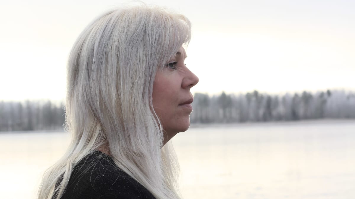 Natalia Alaspää katselee jäätyneelle Räyringinjärvelle.