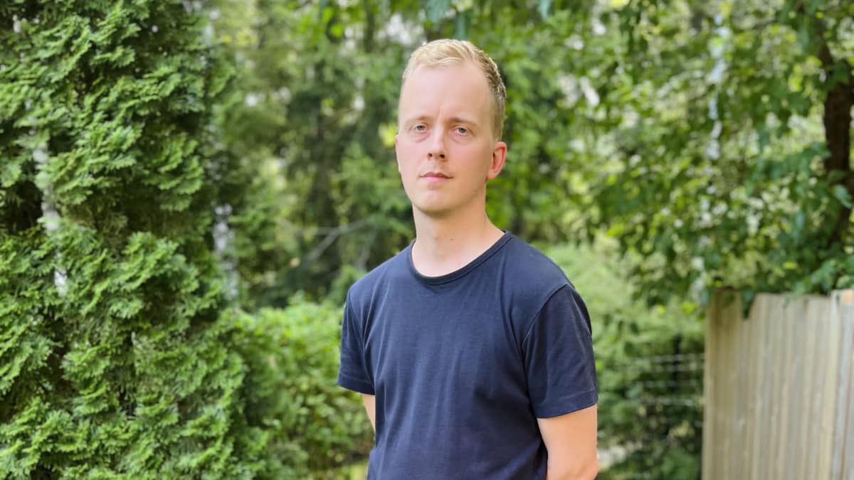 Ilmatieteen laitoksen tutkija Mika Rantanen seisoo vihreässä ympäristössä ja katsoo suoraan kameraan. 
