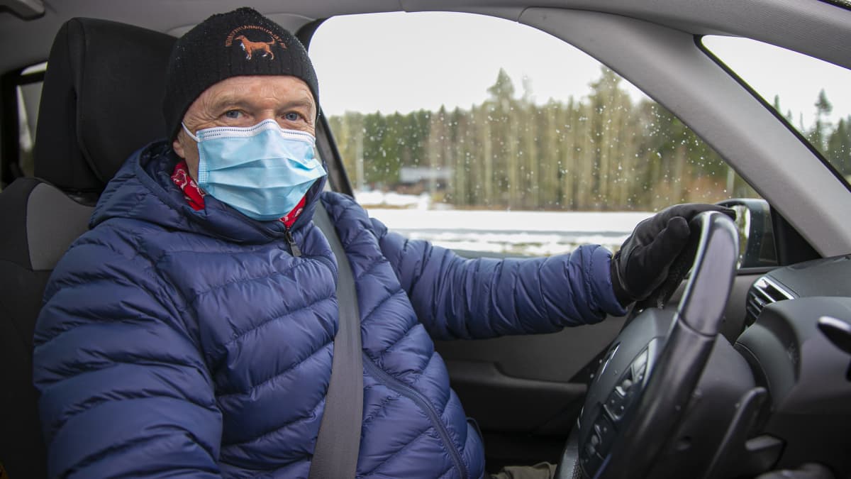 Olli-Pekka Jasu autossaan Tammelassa. 