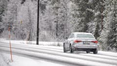 Auto ajaa lumisella tiellä Kolarissa.