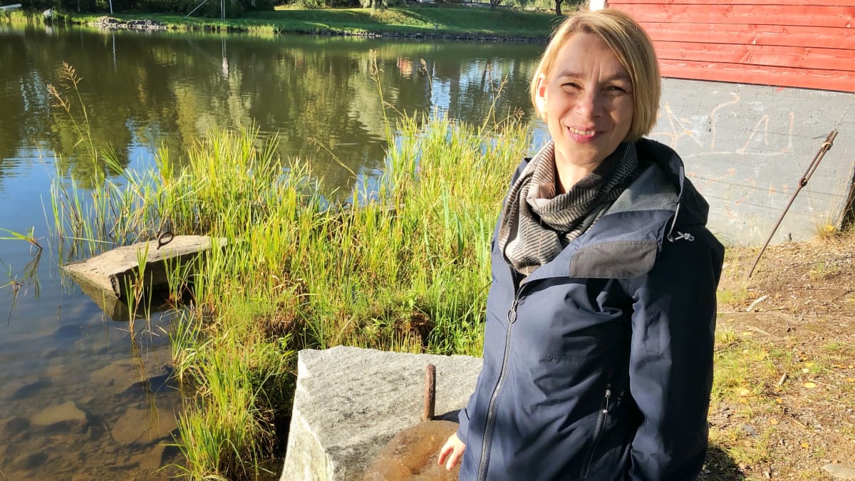 Anne Mäkynen Lempäälän kanavan rannassa, kivellä suuri hyytelösammaleläin