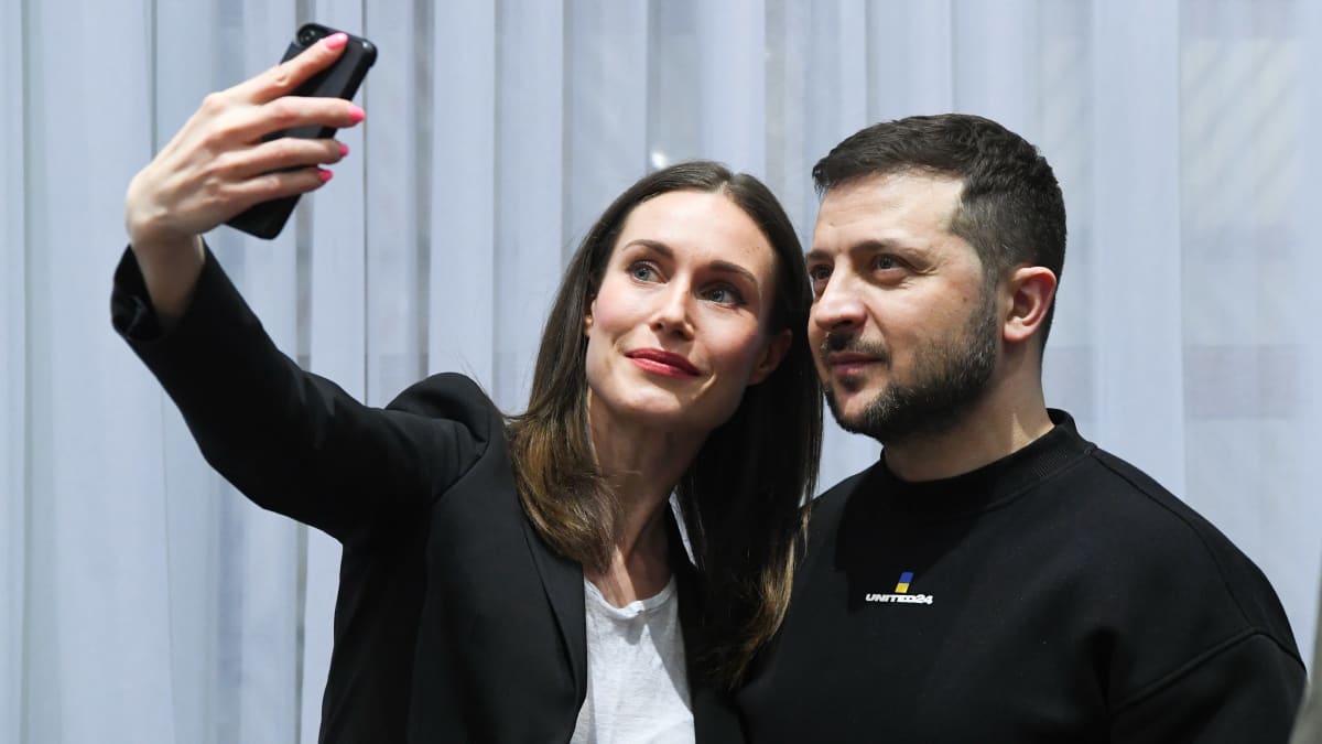 Sanna Marin ottaa selfietä Volodymyr Zelenskyin kanssa.