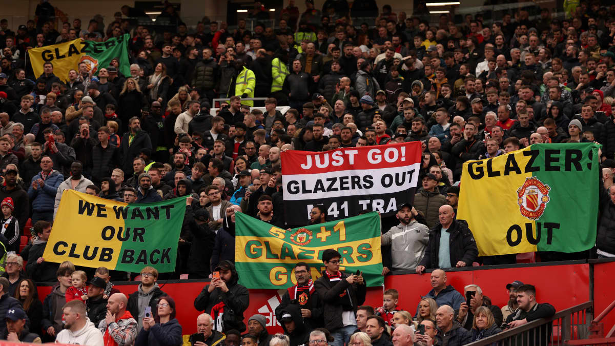 Glazers out -kylttejä Manchester Unitedin kotistadionilla.